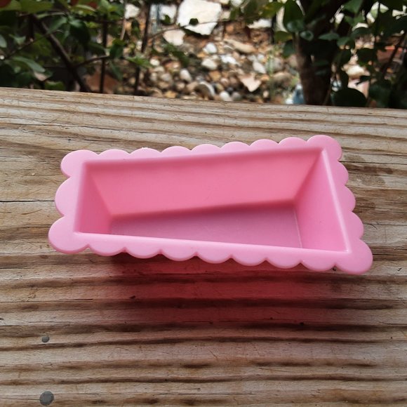 Vintage 1970s Barbie Pink Cradle with Accessories - Picture 4 of 7